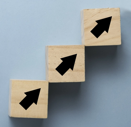 cubes flêchés illustrant les axes d'améliorations infinis d'un système qualité qui grandit