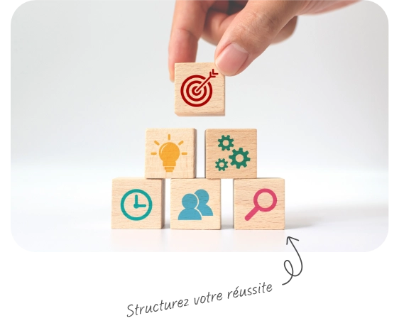 pyramide de cubes illustrant comment structurer la réussite de son entreprise