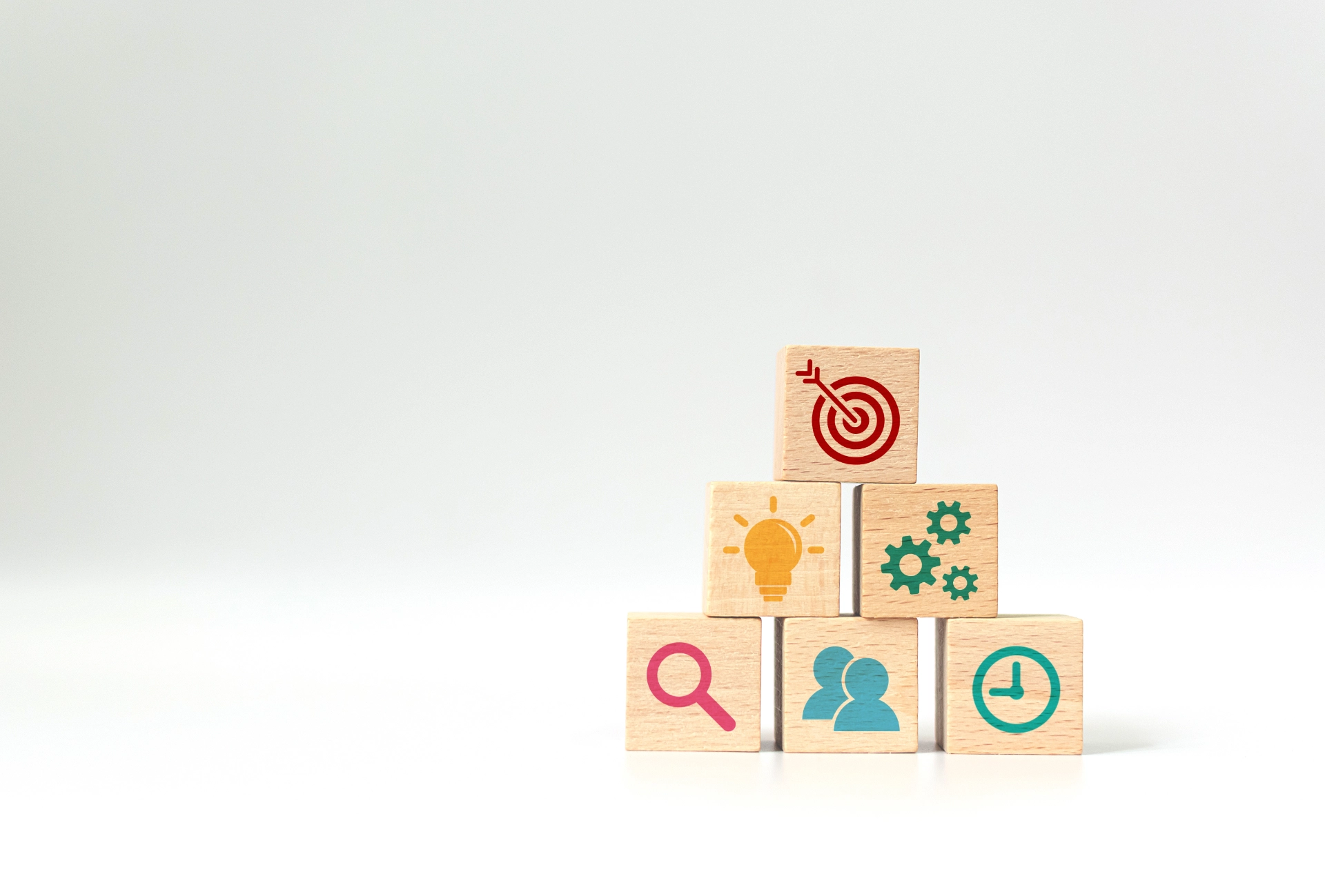 empilement pyramidal de 6 cubes représentant la structuration organisationnelle d'une entreprise grâce à une démarche qualité