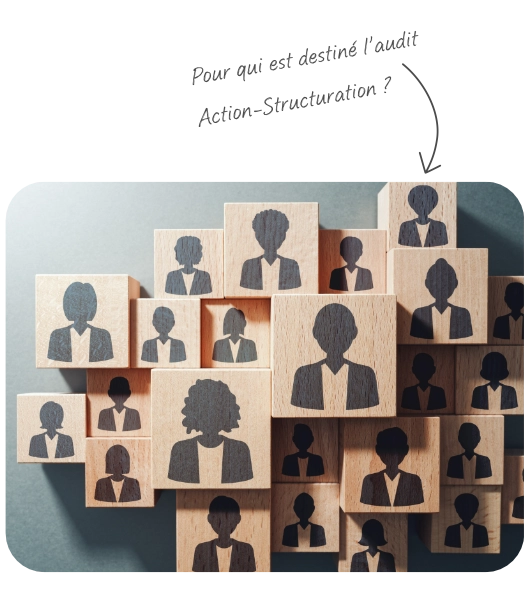 cubes de multiples personnes démontrant que l'audit action structuration est adapté à tous les secteurs