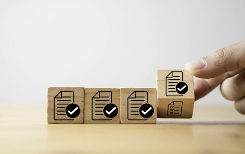 cubes en bois représentant une analyse structurée des process