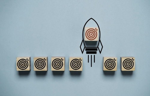 cubes de cibles et d'une fusée illustrant une prise de hauteur sur les leviers d'amélioration